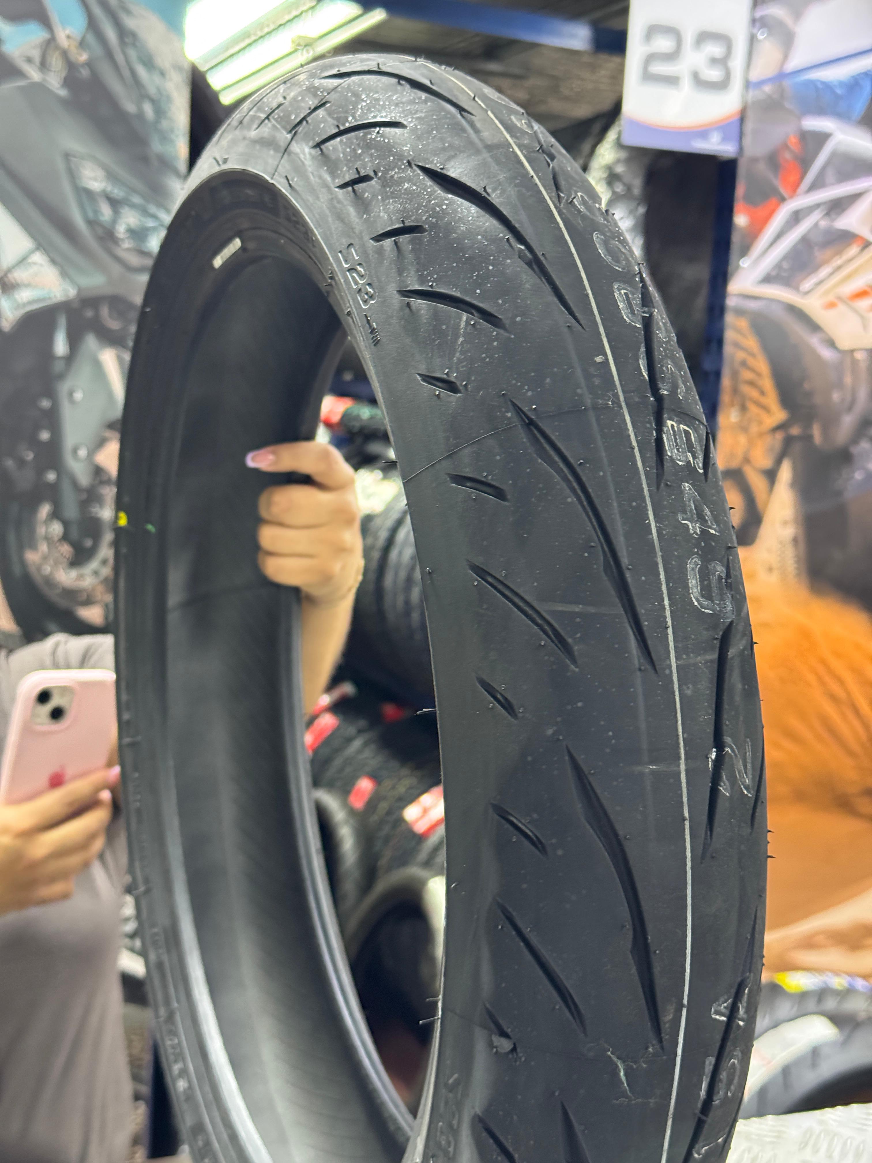 Llanta BRIDGESTONE 120 70zr‑battlax 17 hypersport sdelantera 23