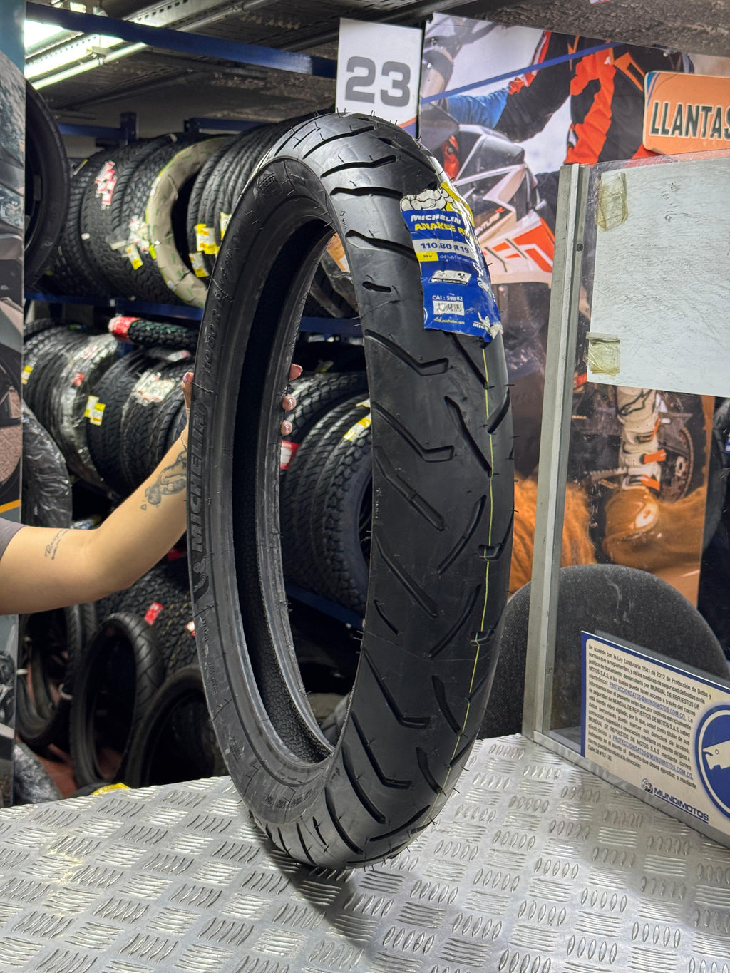 Llanta MICHELIN 110 80r-anakee 19 road trasera
