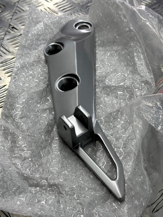Soporte reposapie best SUZUKI 125 original (trasero izquierdo)
